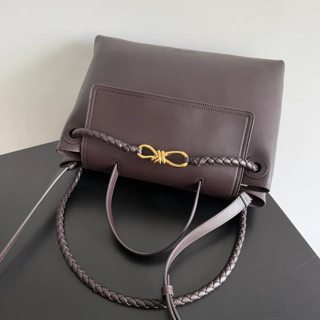 Batch 2360 BottegaVeneta Latest Ciao Ciao Bag Silky cowhide two-way flap handbag with signature twist detail, hidden hook closure, flap can be fastened to the front or attached to the INTRECCIATO woven interior pocket, comes with an adjustable and detachable crossbody strap, interior compartment, and also features a zippered pocket. The surprise flap has various shapes. Style 1 - Cover the bag surface and expose the knot decoration. Style 2 - Place the flap inside the bag. A buckle is also designed. Style 3 - The U-shaped position of the top handle in the hand bag. Style No.: 817231 Size: 34*26*15cm